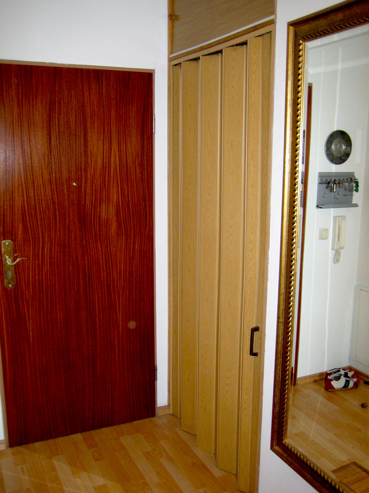Diele-mit-Einbauschrank Etagenwohnung Augsburg / Firnhaberau